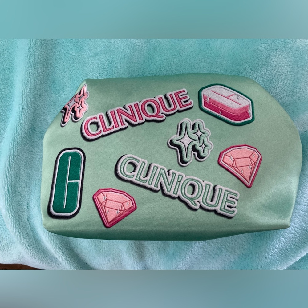 Clinique NWOT Mint Green Cosmetic Pouch with Pink Diamonds and Logo Pattern